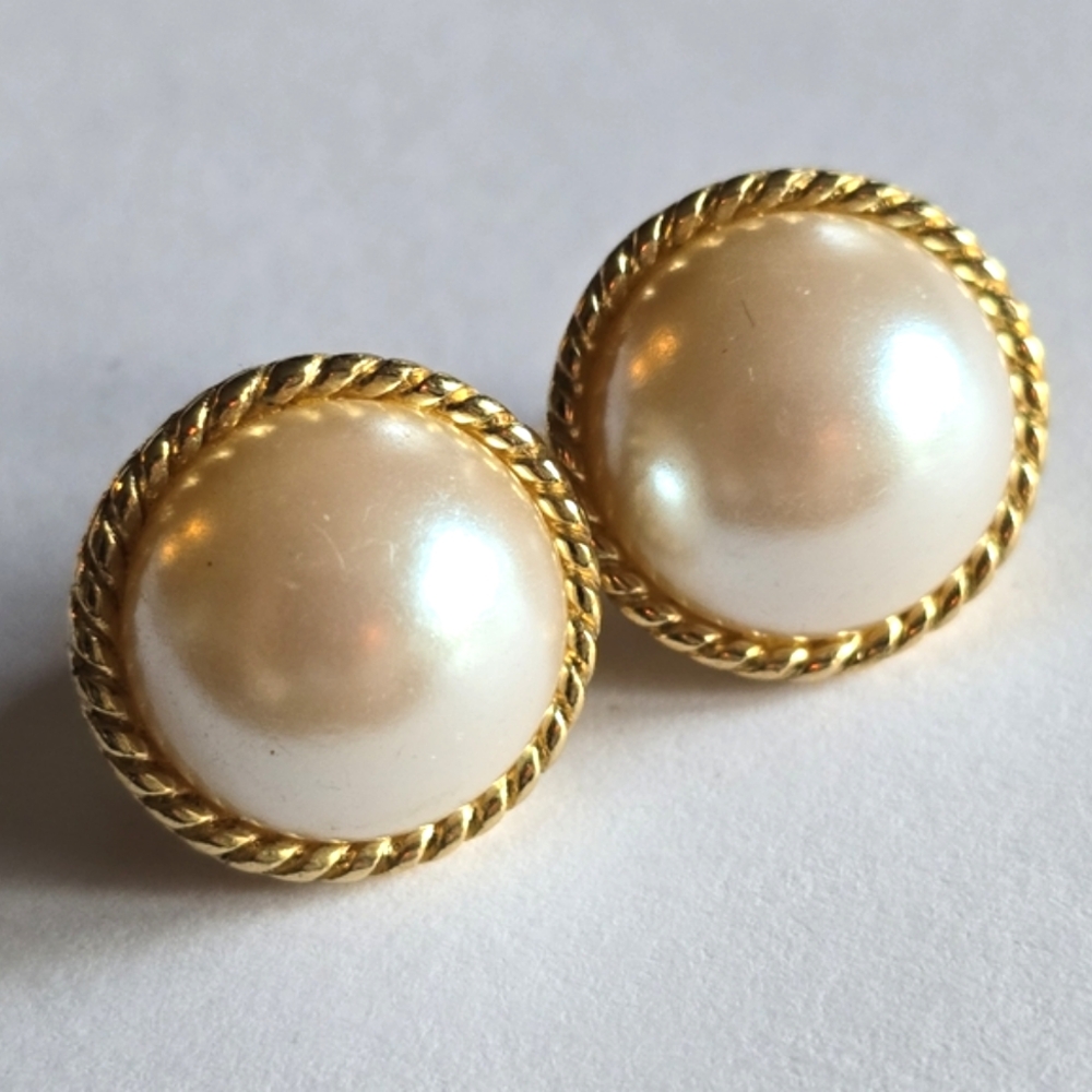 Vintage earrings clip on white faux pearl gold tone metal clipon